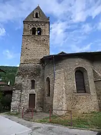 Clocher trapu, flaquant l'église sur un côté,