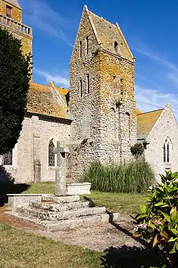 Clocher roman de l’église Saint-Pierre.