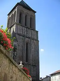 L'abbatiale et son clocher.