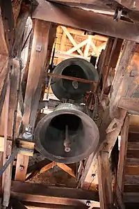 Cloches du XIXe siècle remplaçant le carillon ancien Régime détruit à la Révolution.