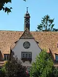 L'horloge et son clocheton.