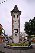 Tour de l'horloge de San Rafael, construite dans les années 2000 ; le toit en tuile de Bourgogne rappelle les racines de la ville.