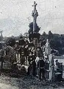Le calvaire de la fontaine du Drennec un jour de pardon (fin XIXe siècle, collection Villard).