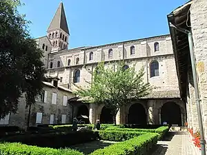 Côté sud : le cloître.