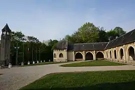 La lanterne des morts, l'ossuaire et le cloître.