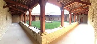 Cloître : Vue intérieure du cloître donnant accès à l'abbaye