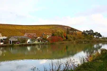 Vue du « Clos des Goisses » depuis la rive sud du canal de la Marne en 2015.
