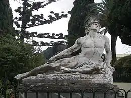 Statue en marbre d'un guerrier nu, casqué, allongé et souffrant