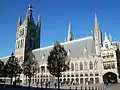 Vue partielle de la façade principale des halles avec le beffroi, sur la Grand-Place.