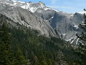 Vue de l'arête nord du mont Watkins depuis la vallée de Yosemite.