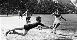 Derby tunisois du 13 février 1970 : Moncef Khouini (Club africain) marque le seul but face à Mokhtar Gabsi (Espérance sportive de Tunis).