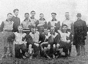 Le Club français finaliste du championnat de France 1898. Fraysse est au 1er rang à droite.