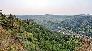 Le fort Belin au-dessus de Salins vu depuis le belvédère.