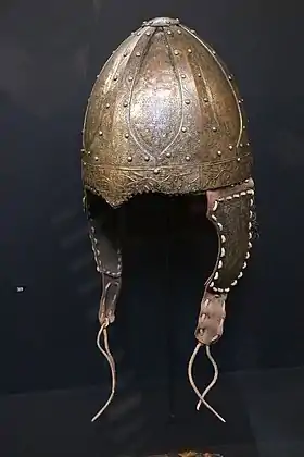 Le casque de Vézeronce exposé en 2017 à Paris lors de l'exposition du musée de Cluny « Les temps mérovingiens ».