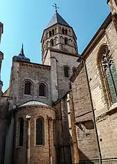 Bras sud du grand transept, avec la tour octogonale et l'abside romane de la chapelle Saint-Étienne.