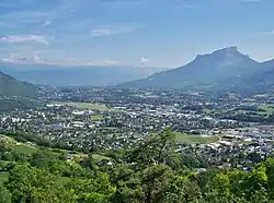 Vue de la Trouée des Marches en direction du sud-est depuis la cluse de Chambéry avec sur la gauche le pied du massif des Bauges, sur la droite le massif de la Chartreuse et notamment le mont Granier et au dernier plan la chaîne de Belledonne au-delà de l'Isère (non visible).