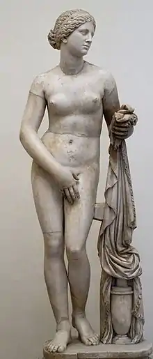 Photographie d'une statue d'une femme en marbre.
