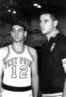 Mike Krzyzewski, en tenue de basket, à côté Bobby Knight.