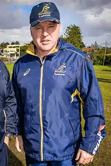 Portrait d'un homme en tenune de sport, avec une casquette.