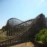 Coaster-Express à Parque Warner Madrid est une parcours de montagnes russes en bois de type twister.