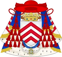 Armoiries cardinalices de Richelieu : D'argent, à trois chevrons de gueules surmontés d'une couronne ducale et d'un chapeau de cardinal.