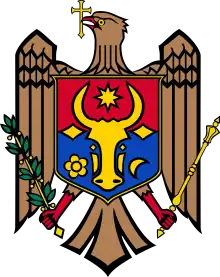 armoiries : un écu rouge et bleu orné d’une tête d’aurochs et de symboles dorés, porté par un aigle