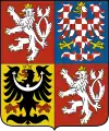 Armoiries de la Tchéquie. Divisé en quatre, Un lion blanc sur fond rouge en haut à gauche et un en bas à droite, un aigle noire sur fond jaune en bas à gauche et un aigle rouge et blanc sur fond bleu en haut à gauche.