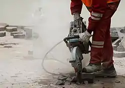 Découpage d'un pavé en forme de triangle concave.