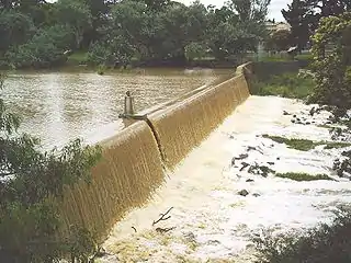 Seuil ayant permis de relever le niveau du Lac Victoria (Australie), ici avec une eau rendue très turbide par de fortes pluies.