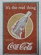 Cette publicité Coca-Cola de 1943 est encore affichée à Minden.