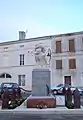 Le monument aux morts sur la place des Vignerons (déc. 2009)