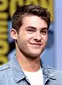 Cody Christian interprète Theo Raeken