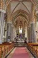 Chœur de l'église. Le nouvel autel par Károly Antal et Pál C.Molnár a remplacé en 1948 celui détruit pendant la guerre