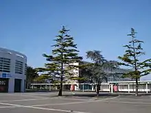  On aperçoit une partie du cœur de la Cité scolaire : des volumes cylindriques s'opposent aux parallélépipèdes des bâtiments anciens.