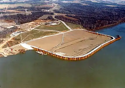 Batardeau installé sur l'Ohio près d'Olmsted dans l'Illinois, pour la construction du barrage et des écluses d'Olmsted (en).