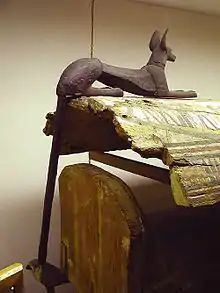 Statue d'Anubis couché.