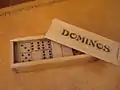 Coffret de jeu de dominos