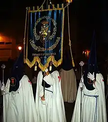 Bannière d'une confrérie de pénitents pendant la Semaine sainte à Grenade en Espagne, en 2009.