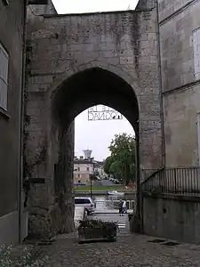 la porte en regardant vers les quais et la Charente