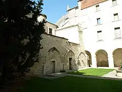 Côté avec vestiges et côté de bâtiment le long de l'église.