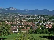 Vue panoramique de Cognin et de Chambéry au second plan.