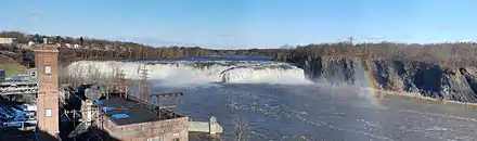 Panorama des chutes de Cohoes sur la Mohawk en hiver après un redoux et avec un arc-en-ciel.