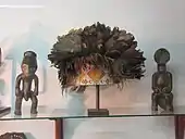 Coiffe de plumes et statuettes