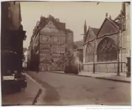 La rue au-delà de l'église Saint-Séverin vers 1900.