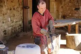 Fabrication de deniers dans l'atelier monétaire.