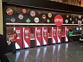 Mur de distributeurs Coca-Cola Freestyle dans le cinéma AMC Theatres du centre commercial Palisades Center, à New York.