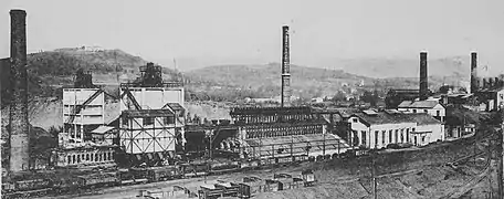 Un complexe industrielle surmontés de quatre cheminées.