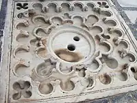 Photographie du bassin central du collecteur d'eau de pluie, dans lequel sont filtrées les eaux collectées. Il est sculpté dans une grande dalle de marbre blanc.