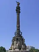 Vue d'ensemble de la colonne Christophe Colomb érigée sur le port de la ville de Barcelone en 1888