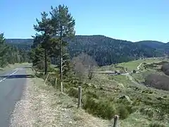 Le col du Bez vu depuis la route du col du Pendu.